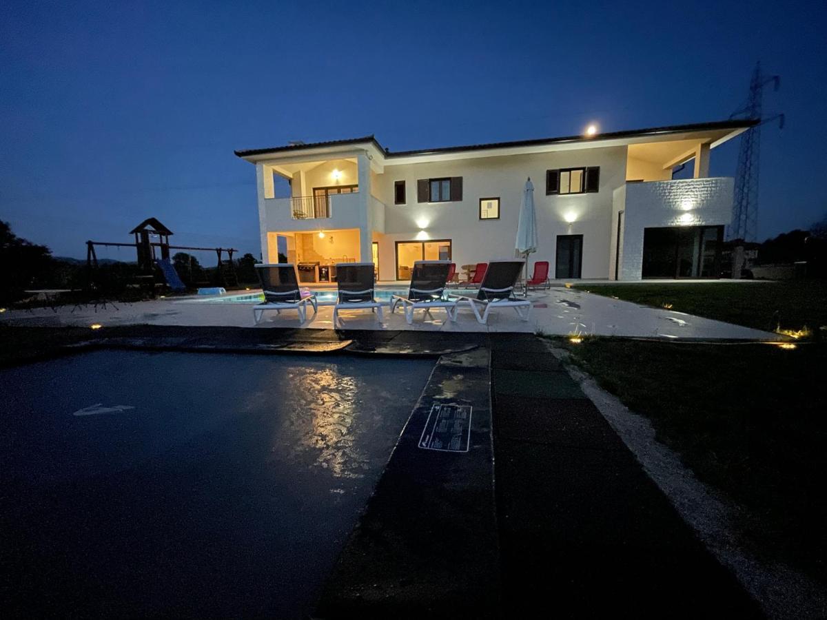 Villa Fluggi Near Labin Santalezi Exterior photo